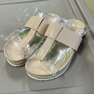 NWOT Vince Avani Blush Leather Sandal